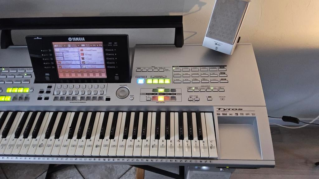 Yamaha Tyros 1 - Enkele toetsen wat harder indrukken, Muziek en Instrumenten, Keyboards, Gebruikt, Yamaha, Midi-aansluiting, Overige aantallen