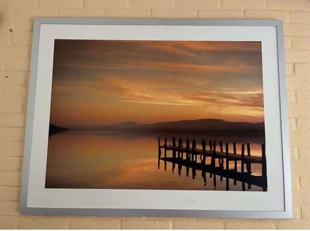 Rustgevend schilderij met zonsondergang en steiger, Ophalen