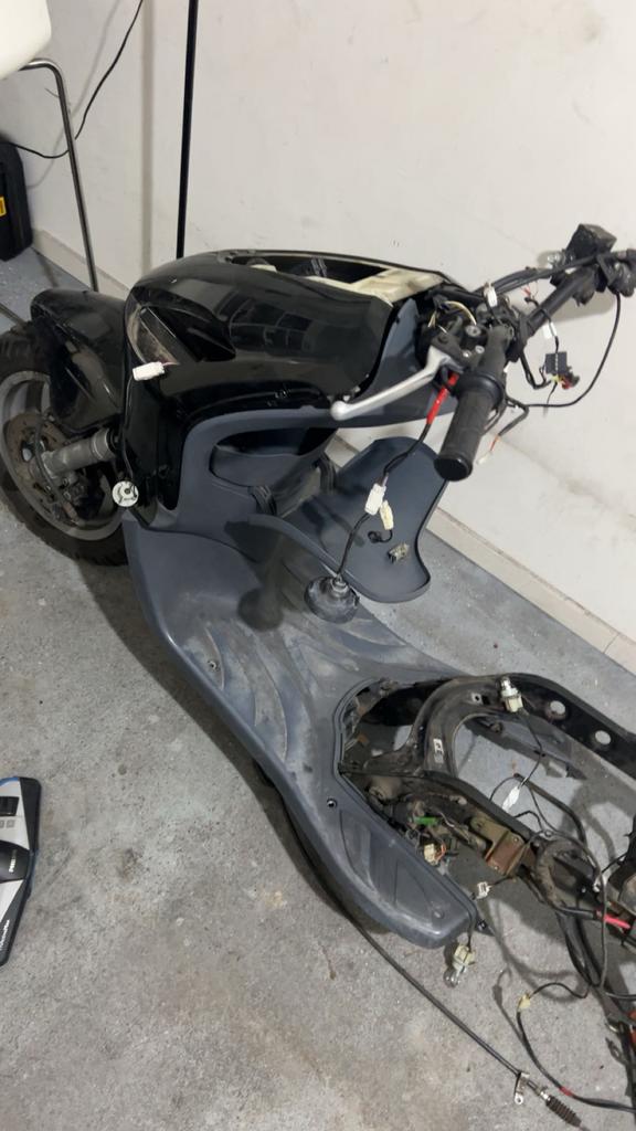 A1 fly frame met swingarm, vork en kappen., Fietsen en Brommers, Scooters | Piaggio, Ophalen, Gebruikt, Benzine, Fly