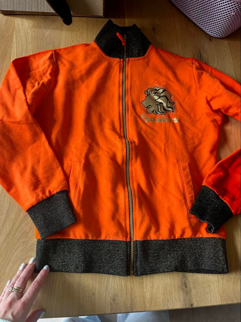 S/M: Oranje Rojami’s huispak met leeuwprint en strass, Maat 38/40 (M), Carnaval, Roy Donders, Ophalen of Verzenden