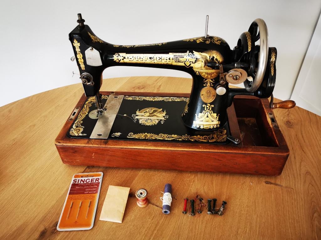 Singer naaimachine 1941 met koffer en accessoires, Ophalen