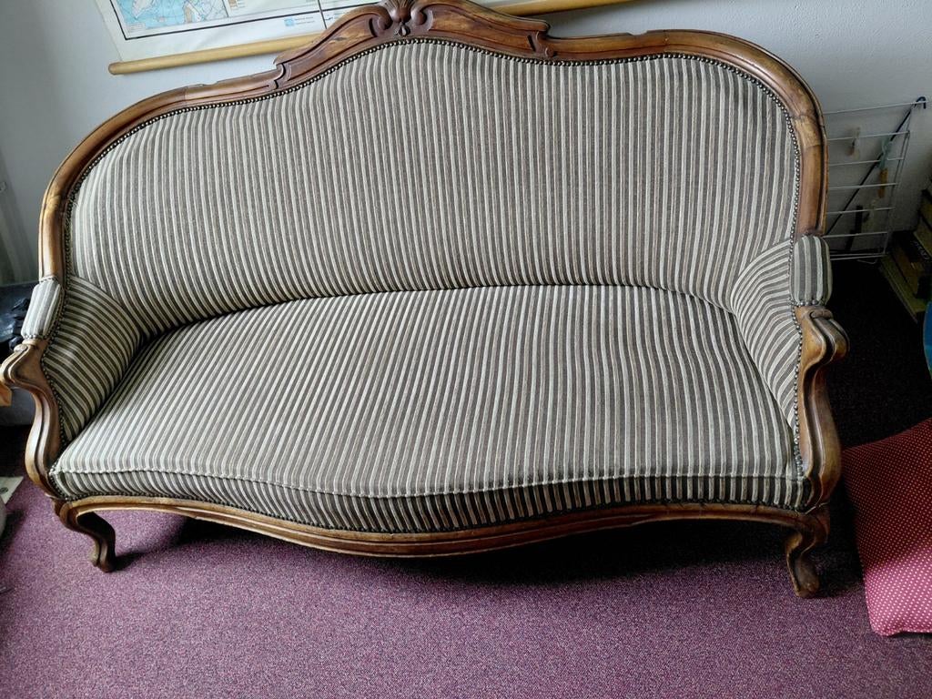 Antieke bank met gestreepte bekleding, Ophalen