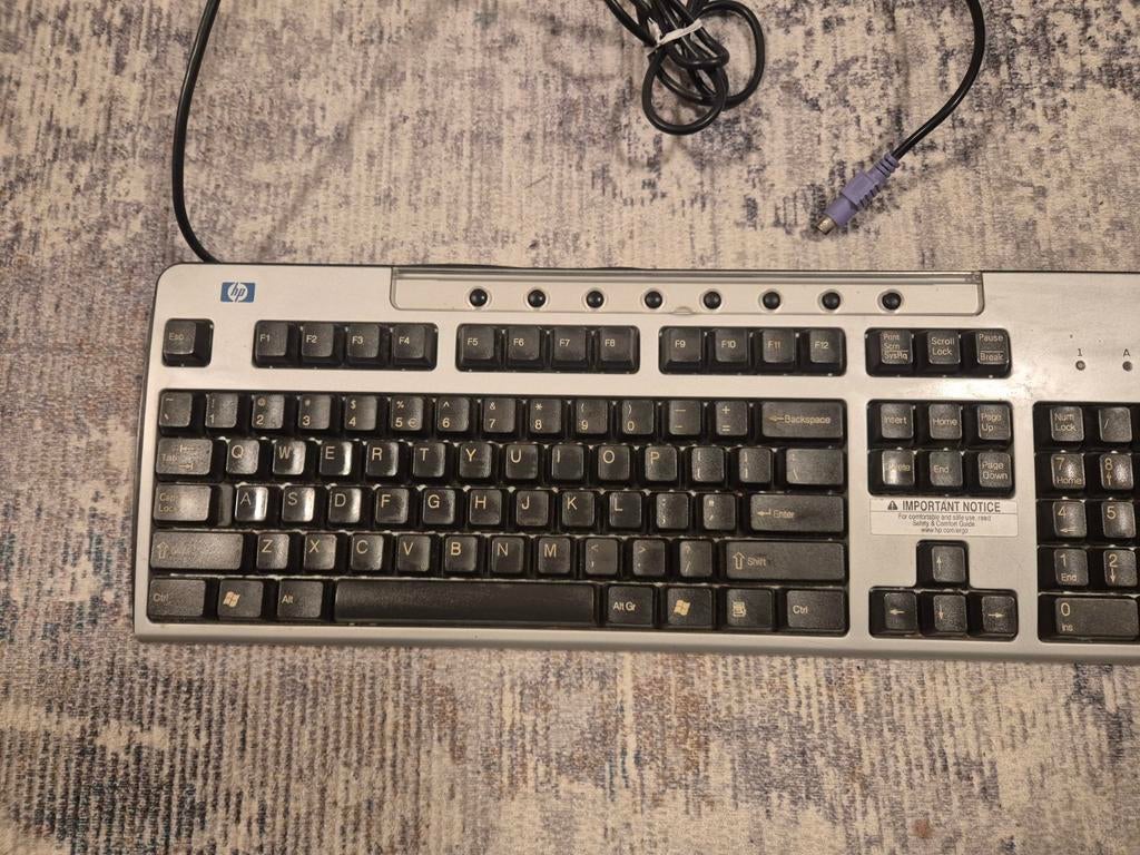 HP Toetsenbord - Bedraad PS/2 - Qwerty, Computers en Software, Toetsenborden, Gebruikt, Ophalen of Verzenden, HP, Qwerty