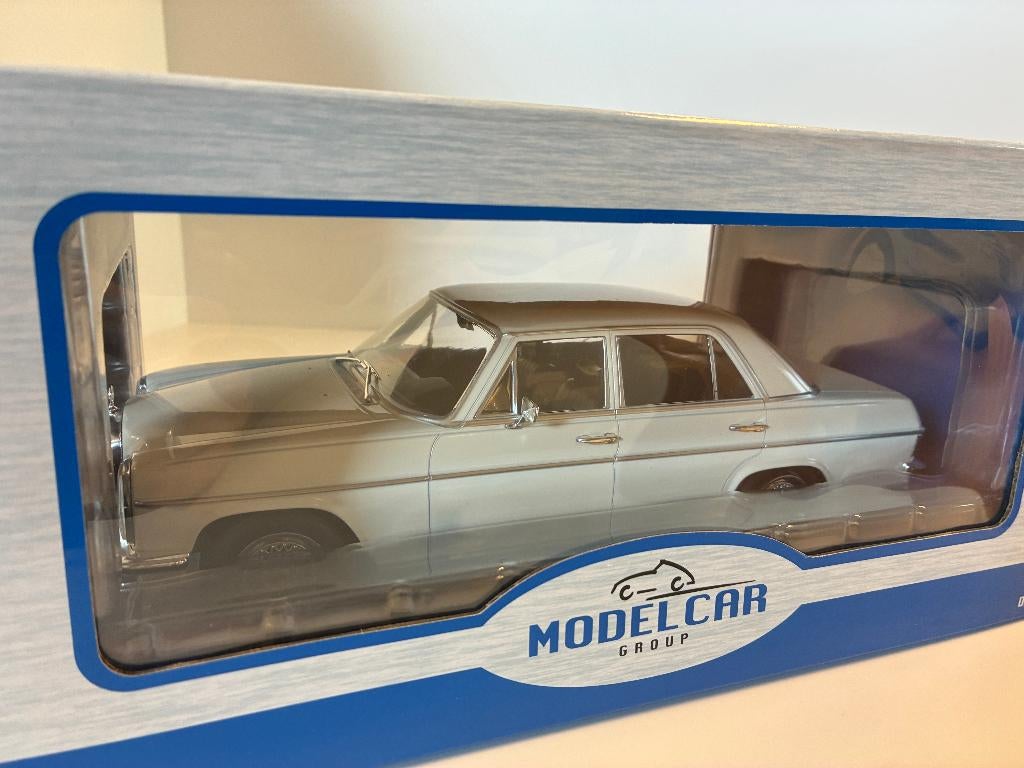 27512: Mercedes-Benz 220D (w115) - 1968 - MCG 1:18, Hobby en Vrije tijd, Modelauto's | 1:18, Bottgerstr 2-14, 65439 Florsheim, Germany