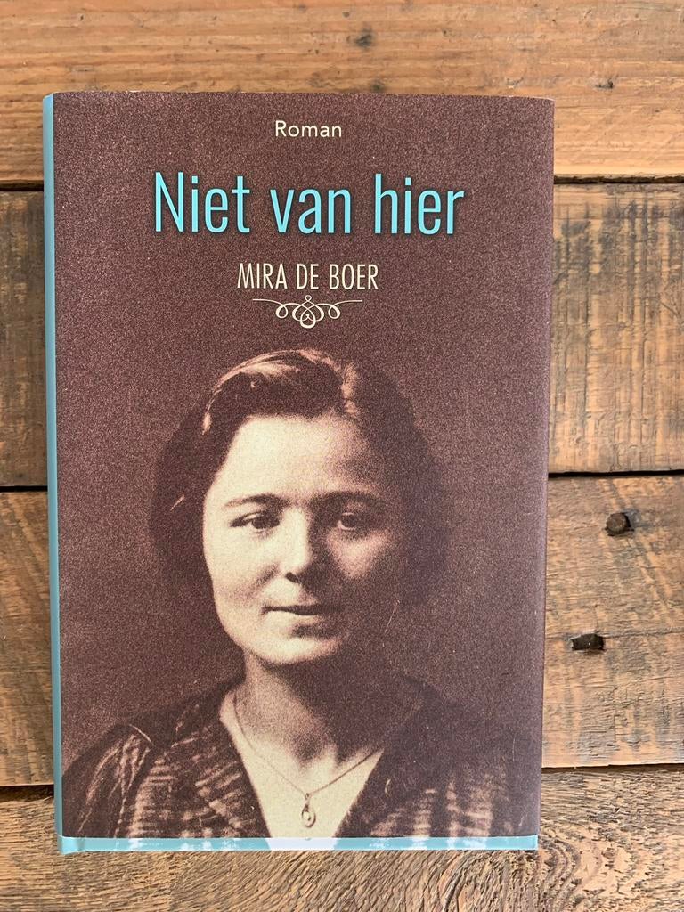 Niet van hier van Mira de Boer, Ophalen of Verzenden, Zo goed als nieuw