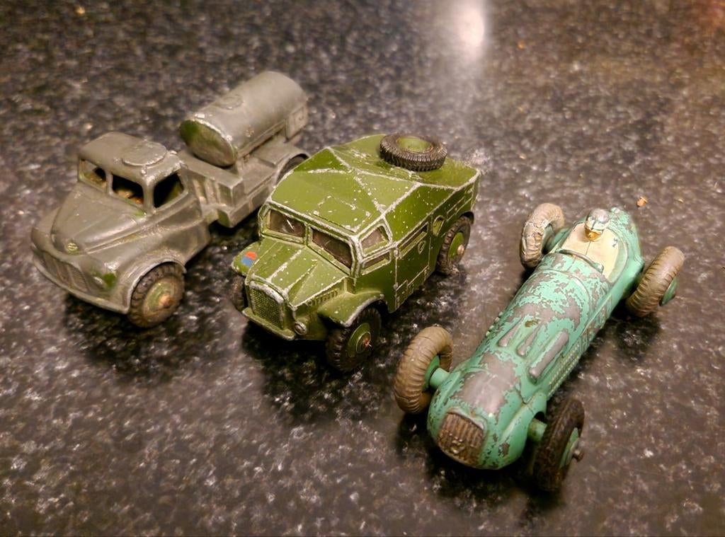 3 Oude Dinky Toys: Legervoertuigen en Raceauto, Ophalen of Verzenden, Gebruikt, Auto