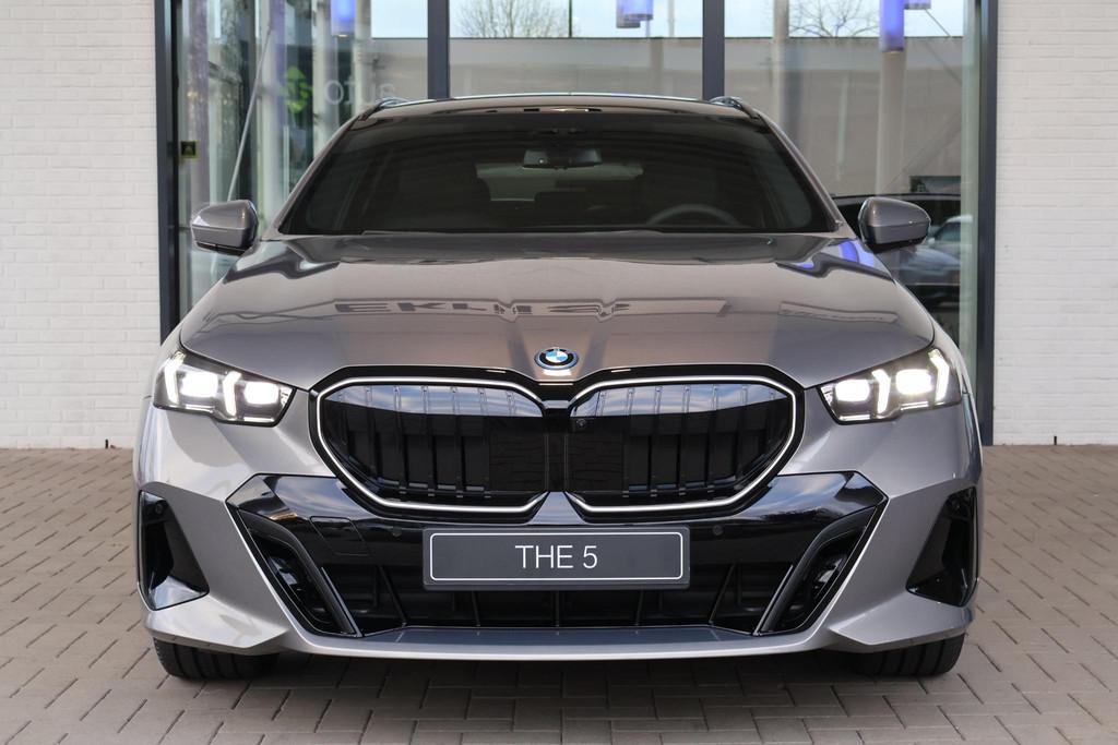 BMW 5 Serie 550e xDrive Touring | M Sportpakket Pro | Innova, Auto's, BMW, Automaat, Stof, Stoelverwarming, 135 min