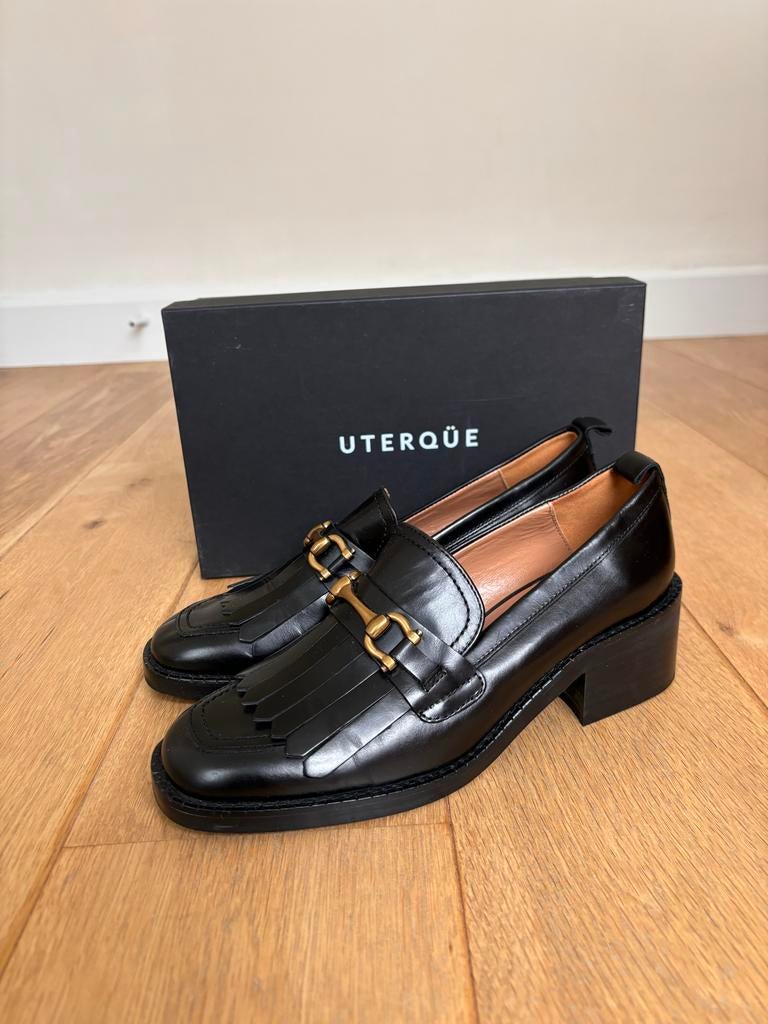 Uterqüe Leren Instappers met Kwastjes en Gesp - Maat 38, Kleding | Dames, Schoenen, Ophalen, Zo goed als nieuw, Instappers, Zwart