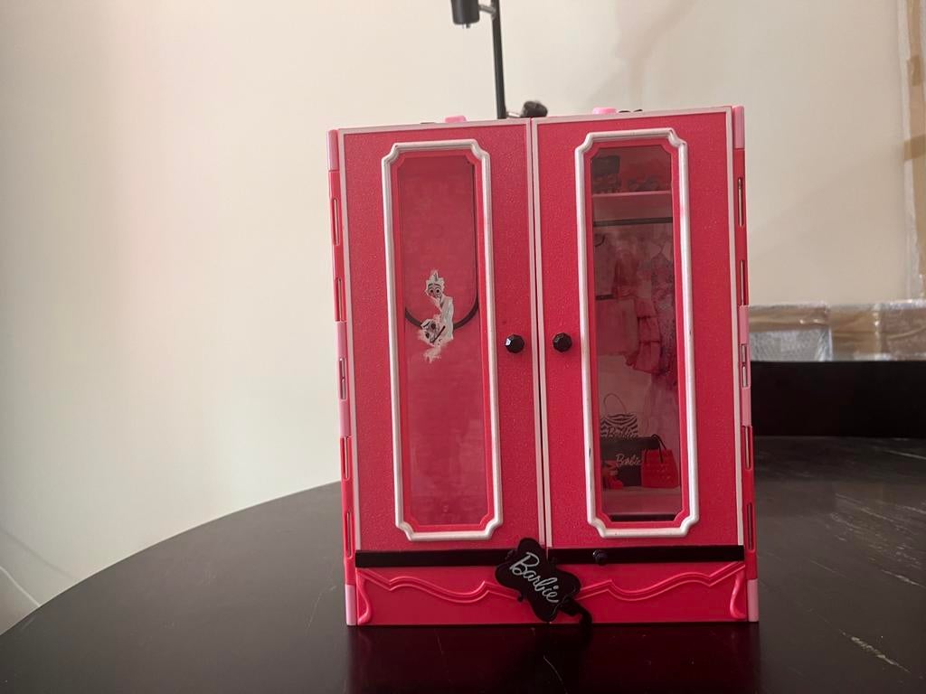 Barbie Kledingkast met Accessoires - Roze Speelset, Ophalen of Verzenden, Zo goed als nieuw, Toebehoren
