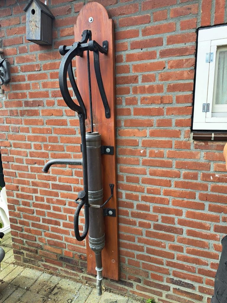 Decoratieve waterpomp op houten plank, Antiek en Kunst, Antiek | Overige Antiek, Ophalen