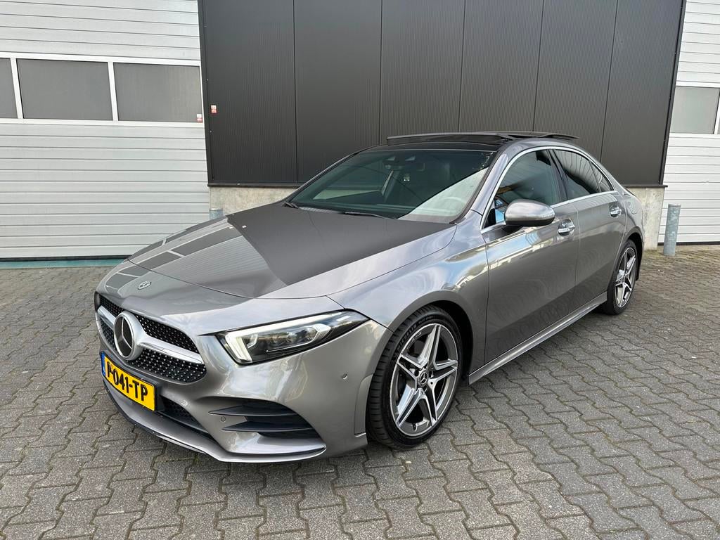 Mercedes-Benz A-klasse 180 d AMG Ambi light Pano Camera Sfee, Gebruikt, Euro 6, 116 pk, 23 km/l