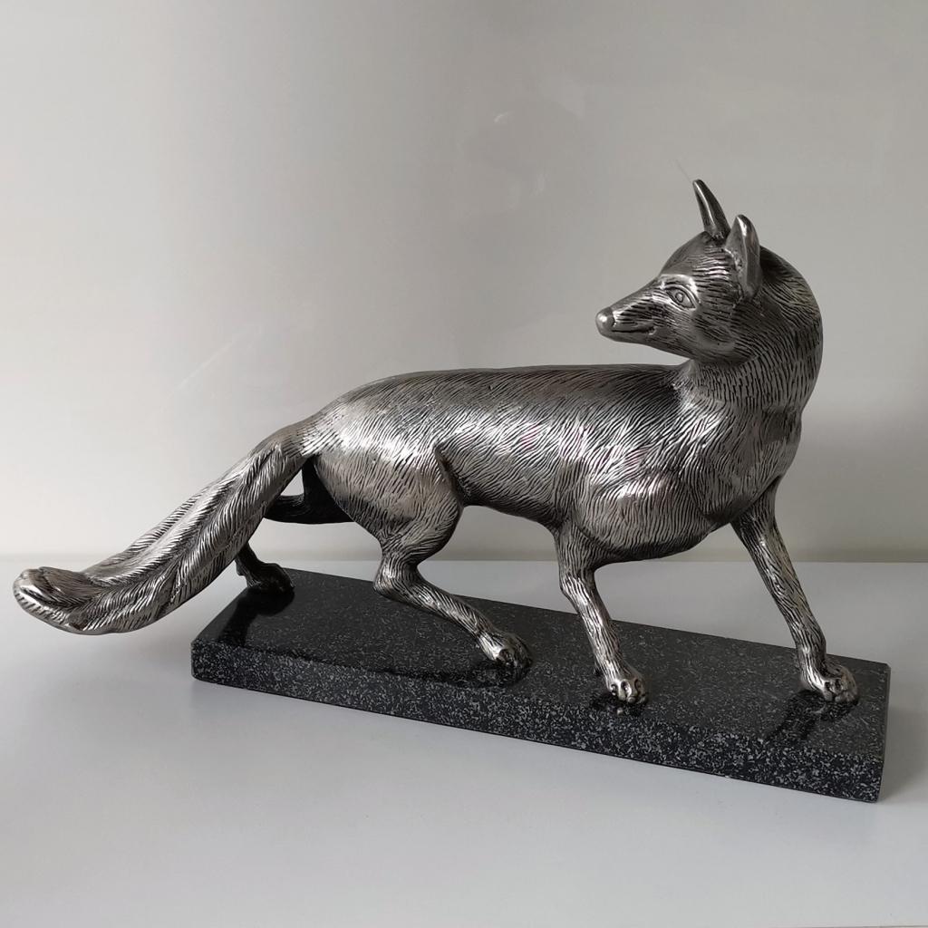 Beeld: Vos in antiek zilver op granieten sokkel of brons