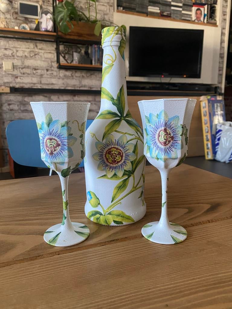 beschilderde fles en twee glazen, Ophalen