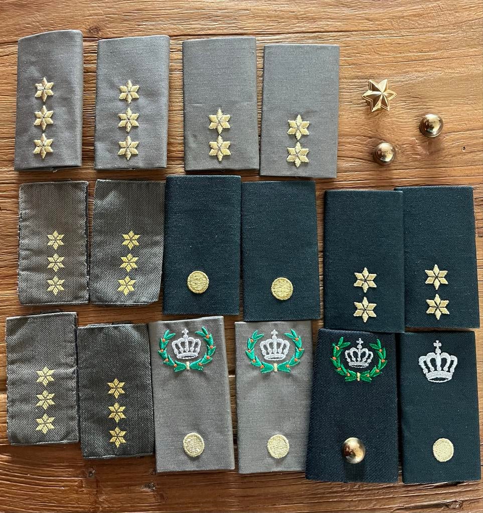 Diverse militaire rangonderscheidingen., Verzamelen, Militaria | Algemeen, Ophalen of Verzenden, Overige soorten, Overige gebieden