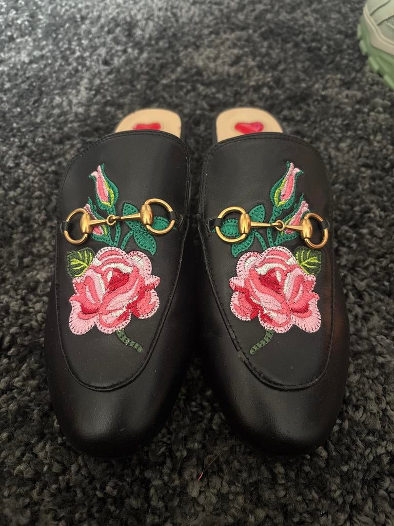 Gucci loafers met bloemen, maat 39 (valt als 38/38,5), Ophalen of Verzenden, Gedragen, Zwart, Instappers