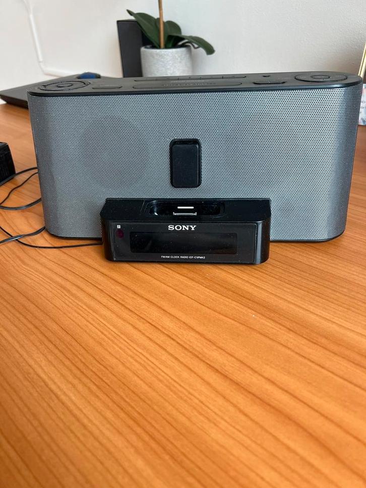Dock speaker met Sony wekker/radio, Computers en Software, Dockingstations, Gebruikt, Docking station, Telefoon, Ophalen of Verzenden