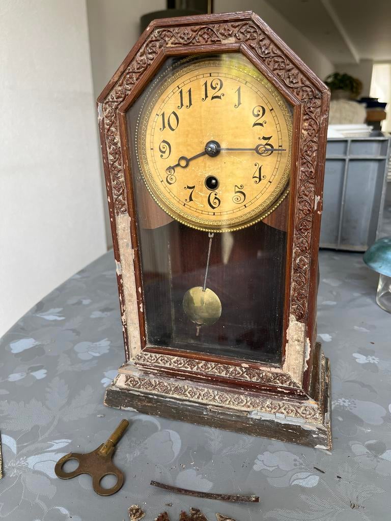 Antieke klok met pendule en sleutel (restauratieobject), Ophalen of Verzenden