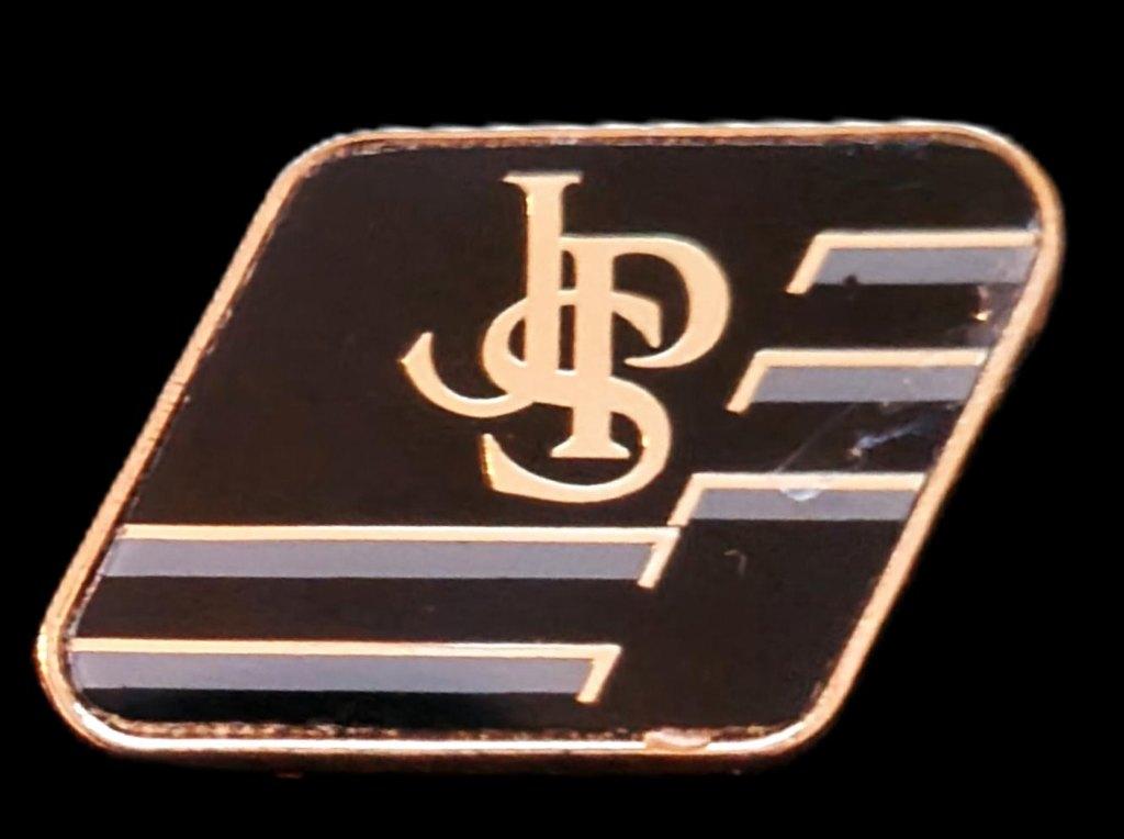 John Players Special broche, Verzamelen, Verzenden, Nieuw, Sport, Speldje of Pin