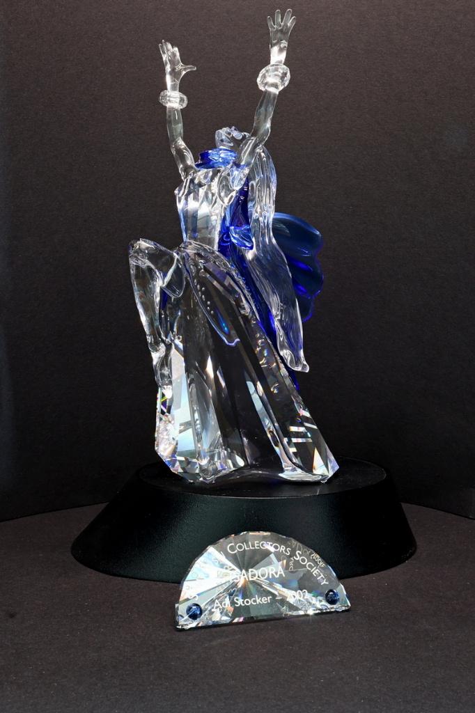 Swarowski Isadora jaarstuk 2002 met voetstuk en plaquette, Ophalen of Verzenden, Zo goed als nieuw, Figuurtje