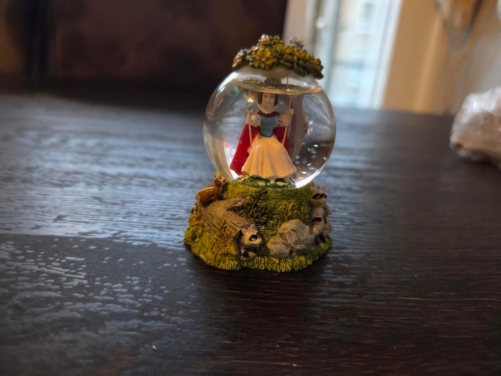 Disney Sneeuwwitje Snowglobe - Betoverende Muziekdoos, Ophalen of Verzenden, Sneeuwwitje of Doornroosje, Zo goed als nieuw, Beeldje of Figuurtje