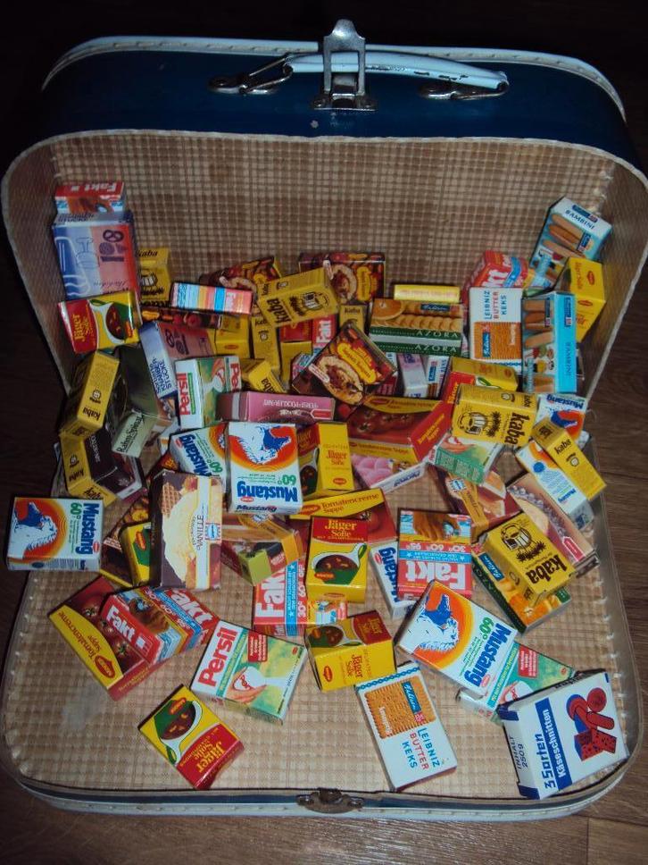 Vintage koffertje met ruim 80 stuks doosjes keukentje winkel, Kinderen en Baby's, Speelgoed | Speelkeukens, Gebruikt, Speelkeuken-accessoire