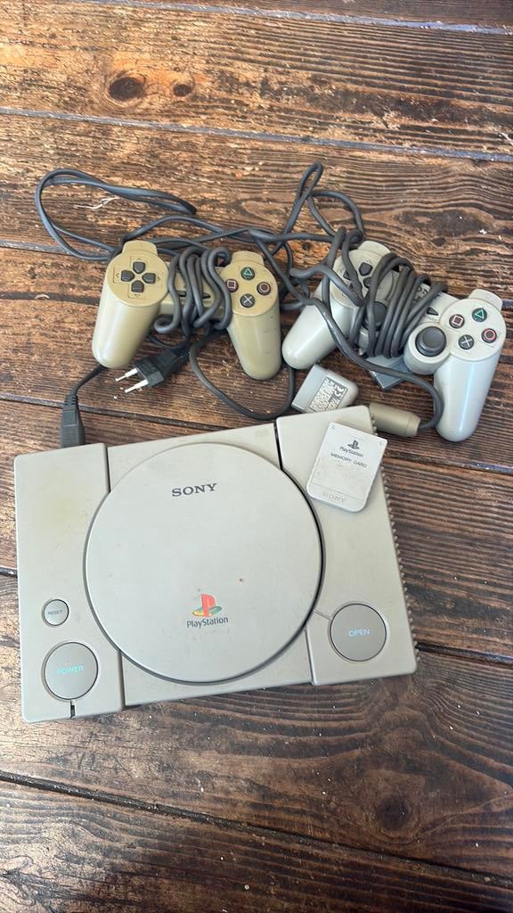 Playstation 1 met 2 controllers en memory card, Spelcomputers en Games, Ophalen of Verzenden, Zo goed als nieuw, Met 2 controllers