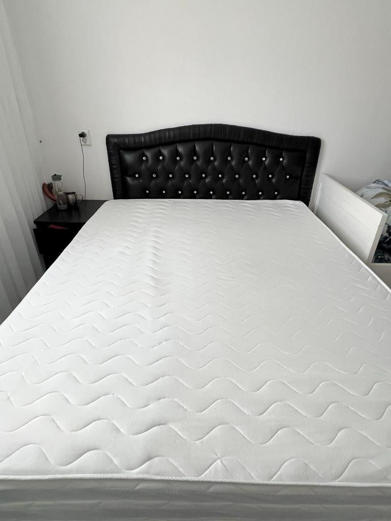 Tweepersoons bed met gestoffeerd hoofdbord, Ophalen, Gebruikt, Zwart, Tweepersoons