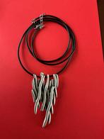 Nieuwe lange ketting met abstracte hanger aan leren koord, Nieuw, Ophalen of Verzenden, Zilver, Overige materialen