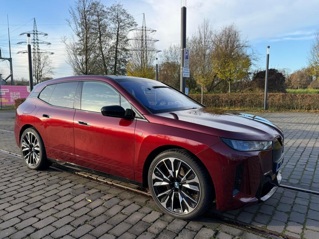 BMW M70, Individual Suite Castanea Bowers & Wilkins Panorama, Automaat, IX, Leder, Vierwielaandrijving