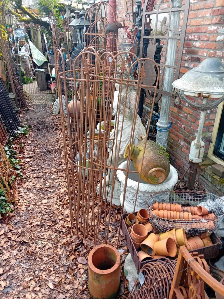Massief ijzer obelisk/plantensteun Ook: De Evenaar" Eemnes, Tuin en Terras, Ophalen