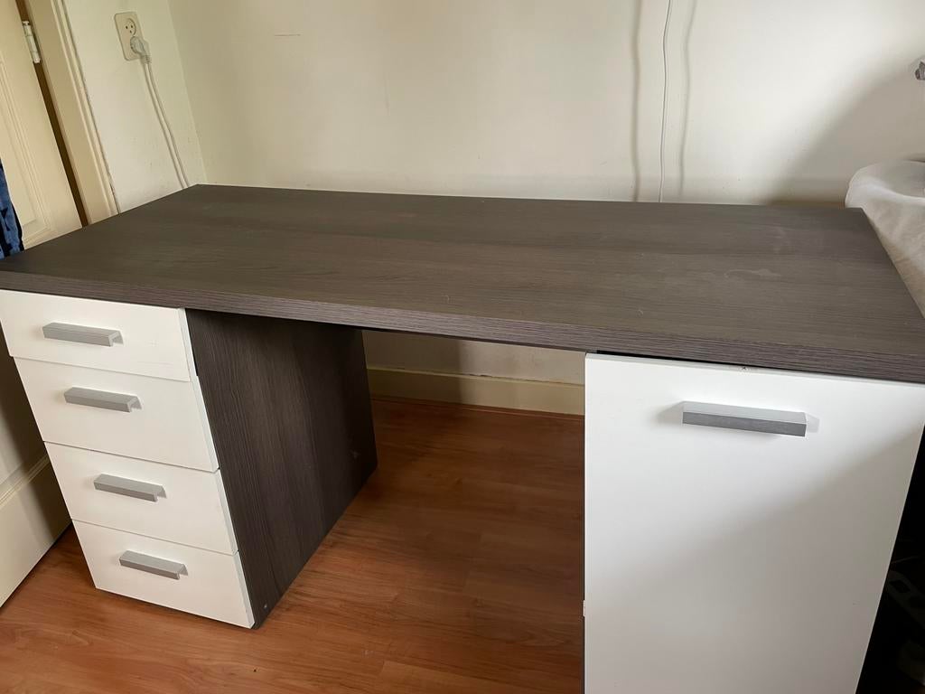 Leuk gebruikt bureau met handige laadjes, Huis en Inrichting, Bureaus, Ophalen, Zo goed als nieuw