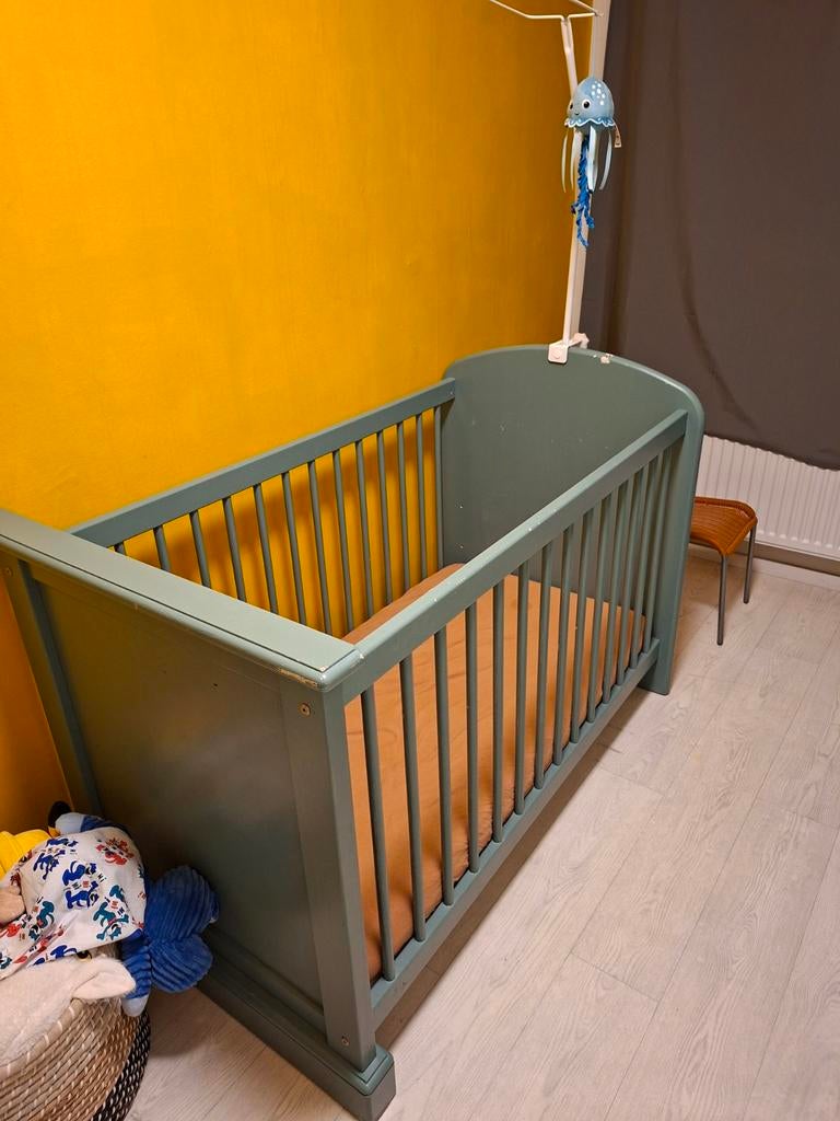 Babykamer Alta ledikantje en commode. Met aerosleepmatrasje, Kinderen en Baby's, Kinderkamer | Complete kinderkamers, Ophalen