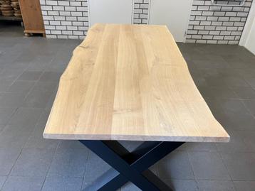 eiken boomstamtafel massief  met metalen x poten 200x95 cm beschikbaar voor biedingen