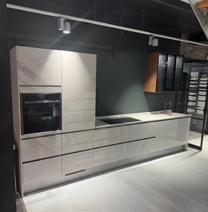 Tijdloze keuken met Neff apparatuur en Siemens, Huis en Inrichting, Keuken | Complete keukens, Nieuw, Enkelwandige keuken, Grijs