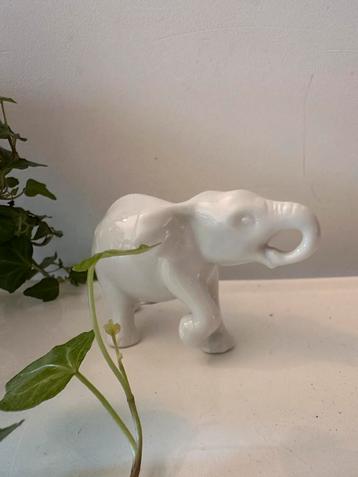 Porseleinen beeldje van olifant beschikbaar voor biedingen