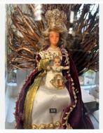 Antieke Madonna met Kind onder hoge stolp 37 cm voet hout, Ophalen