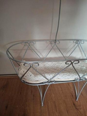 Brocante poppen wieg beschikbaar voor biedingen