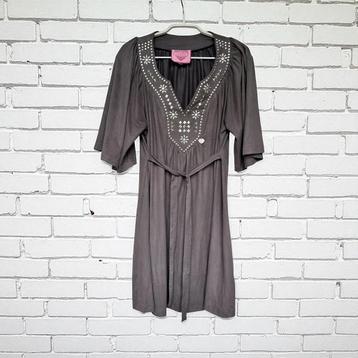 Lovely Jurk Mt L Grijs Sarah Jessica Parker Suède Look Studs beschikbaar voor biedingen