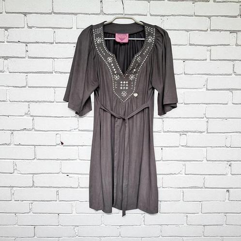 Lovely Jurk Mt L Grijs Sarah Jessica Parker Suède Look Studs, Kleding | Dames, Jurken, Zo goed als nieuw, Maat 42/44 (L), Grijs