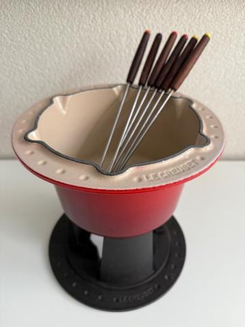 Le Creuset  gietijzeren fonduepan met onderstel (kersenrood) beschikbaar voor biedingen