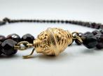 Granaten ketting met gouden slot, 91 cm