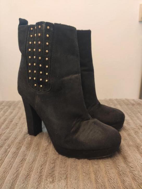 Lage enkellaarzen met hoge hak - zwart/gouden stud - maat 37, Kleding | Dames, Schoenen, Zo goed als nieuw, Zwart, Ophalen of Verzenden