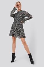 NIEUW! Mooie geplooide jurk van NA-KD maat 42!, Kleding | Dames, Jurken, NA-KD, Zwart, Maat 42/44 (L), Ophalen of Verzenden