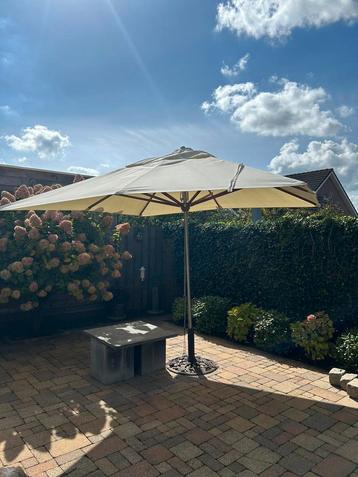 Parasol 3x3 met gietijzeren voet beschikbaar voor biedingen