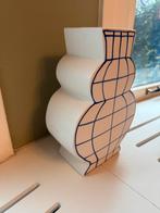 Witte vaas met blauwe lijnen, Wit, Aardewerk of Porselein, Ophalen of Verzenden, Zo goed als nieuw