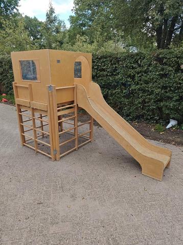 Speelhuisje hout met glijbaan beschikbaar voor biedingen