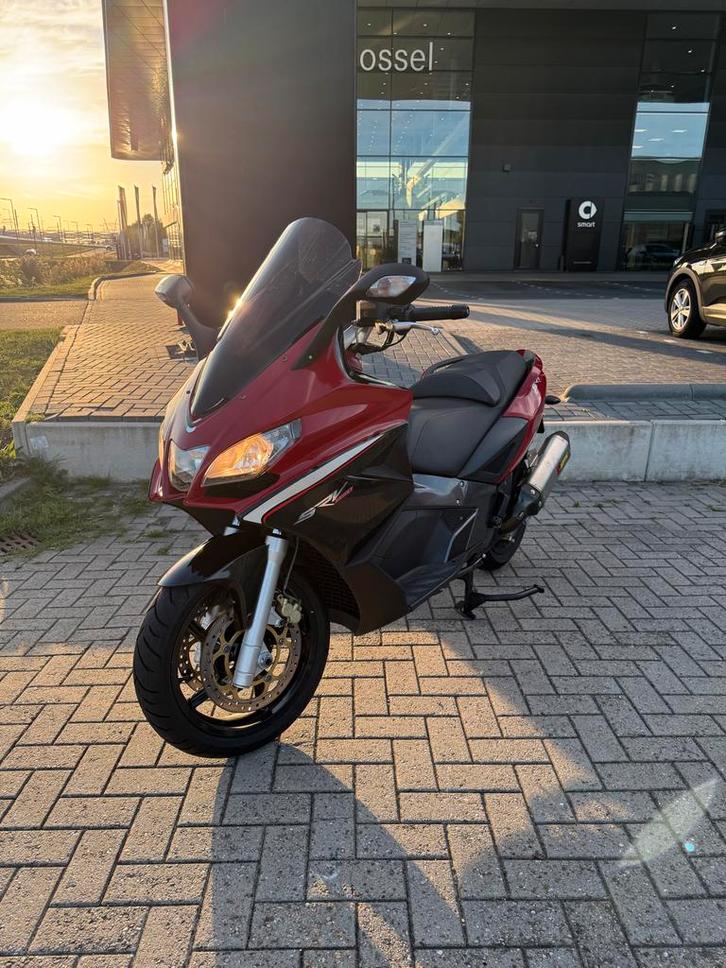 Aprilia SRV 850 motorscooter gp800 akrapovic, Motoren, Motoren | Aprilia, Particulier, Scooter, meer dan 35 kW, 2 cilinders, Motorrijbewijs A