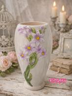 Hoge Barbotine Vaas met Lila Bloemen, Huis en Inrichting, Woonaccessoires | Vazen, Ophalen, Gebruikt, Overige kleuren, Aardewerk of Porselein
