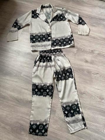 Licht grijze satijnen kinderpyjama beschikbaar voor biedingen