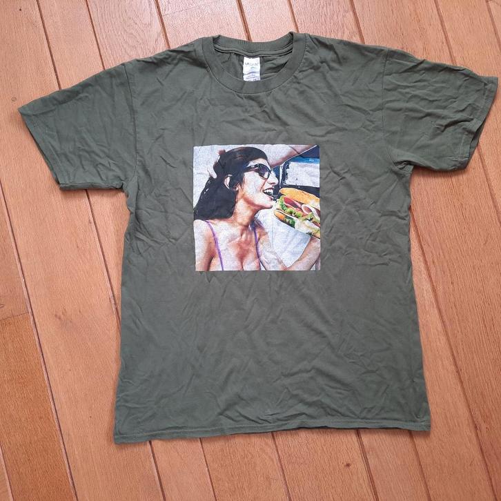 GILDAN Premium t- shirt kaki groen met print maat M - nieuw, Kleding | Heren, T-shirts, Nieuw, Groen, Ophalen of Verzenden